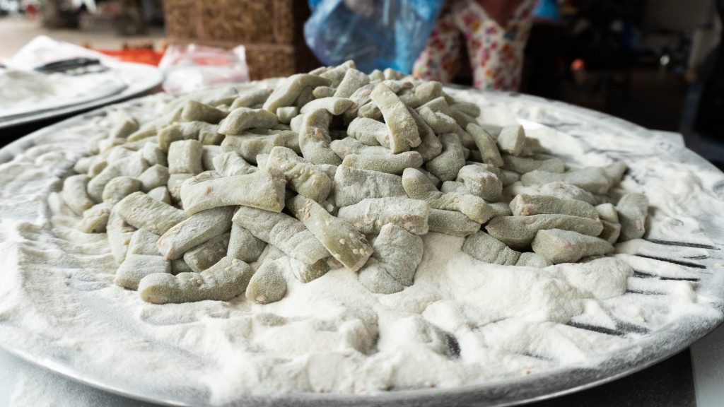 Làm chè lam tại Đường Lâm