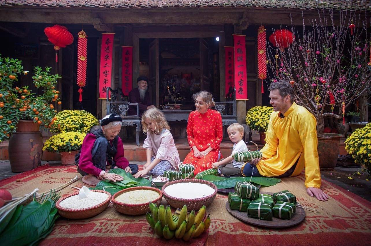 Gia đình trải nghiệm cổ phục tại Đường Lâm