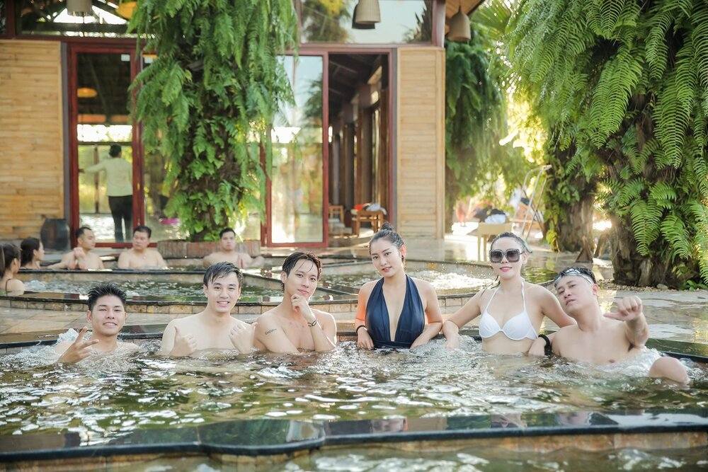 Sống ảo nhóm bạn tại Thảo Viên Resort